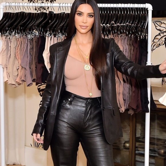 SKIMS SEAMLESS SCULPT SCOOP NECK THONG BODYSUIT MICA SMALL - Picture 9 of 9